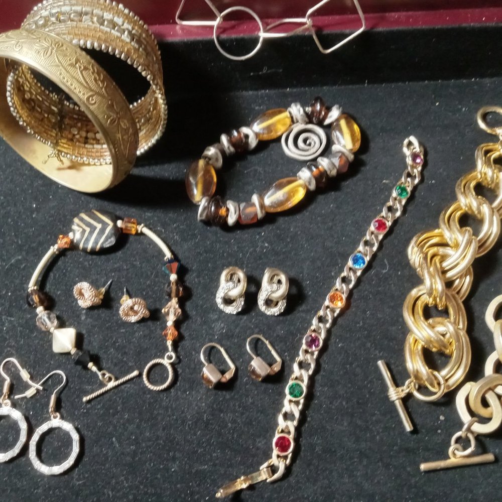 Vintage Lot Assorted Costume Jewelry.  12 Pieces. Necklace, Bracelets, Earrings